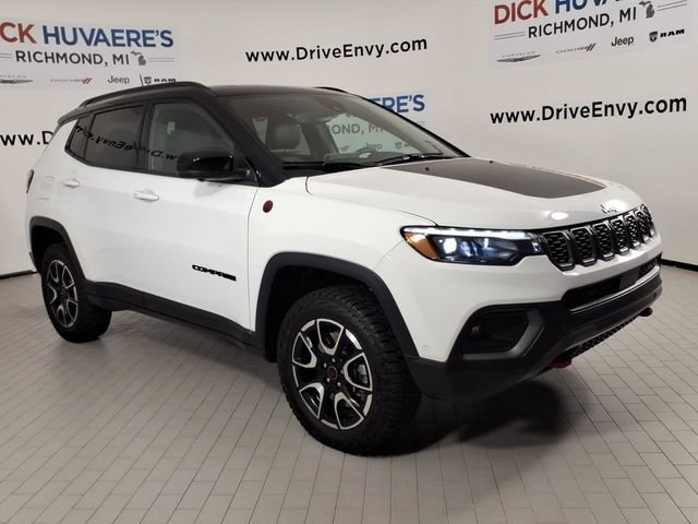 Used 2025 Jeep Compass Trailhawk w/ Trailhawk Elite Group AWD/4WD image 3