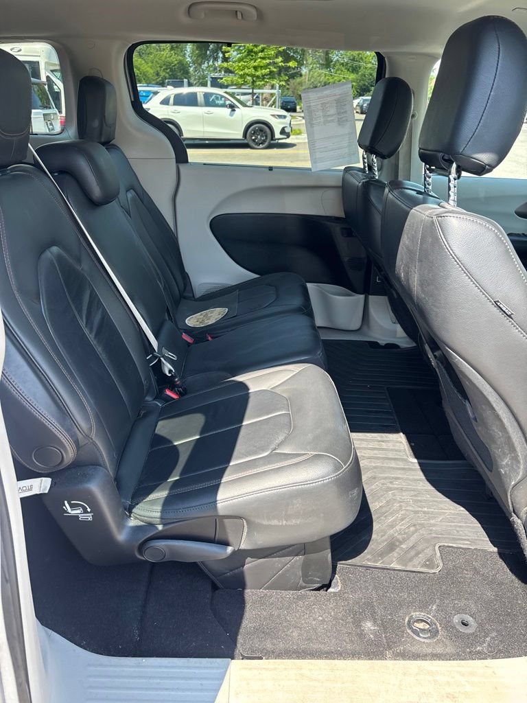Used 2017 Chrysler Pacifica Touring-L FWD image 17