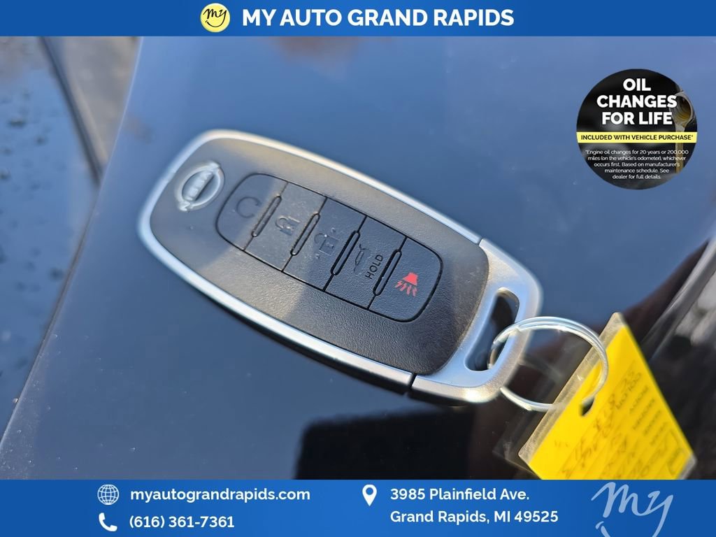 Used 2025 Nissan Rogue SV image 34