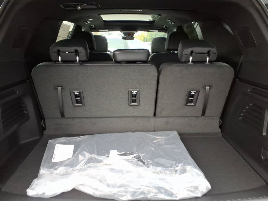 New 2027 Chevrolet Traverse LT w/ Sun and Wheel Package FWD image 16