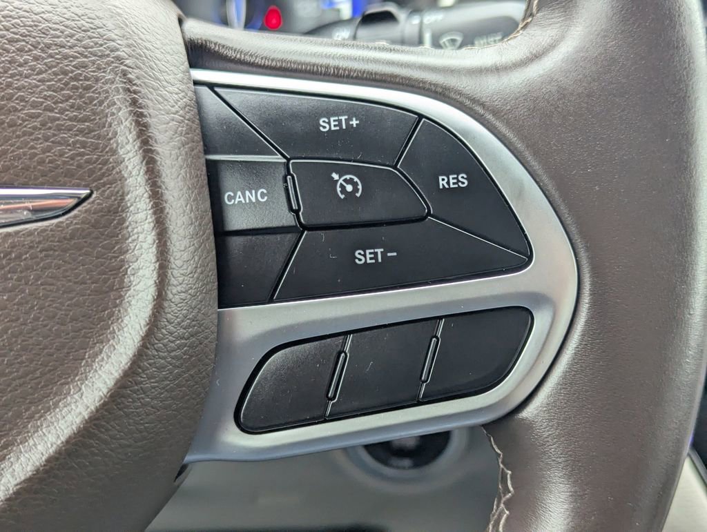 Used 2018 Chrysler Pacifica Touring-L image 21