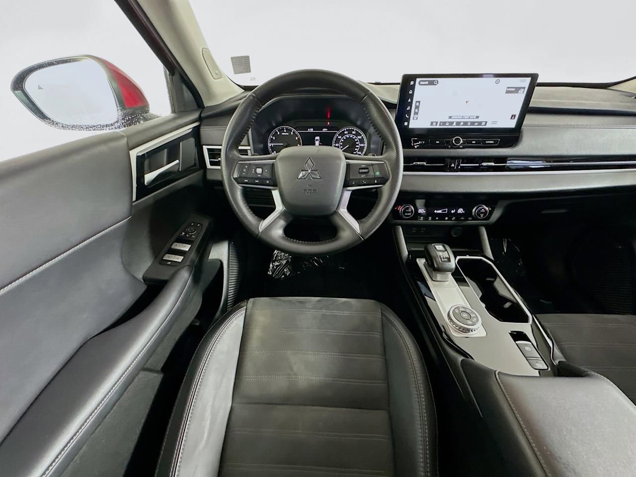 Used 2025 Mitsubishi Outlander SE image 13