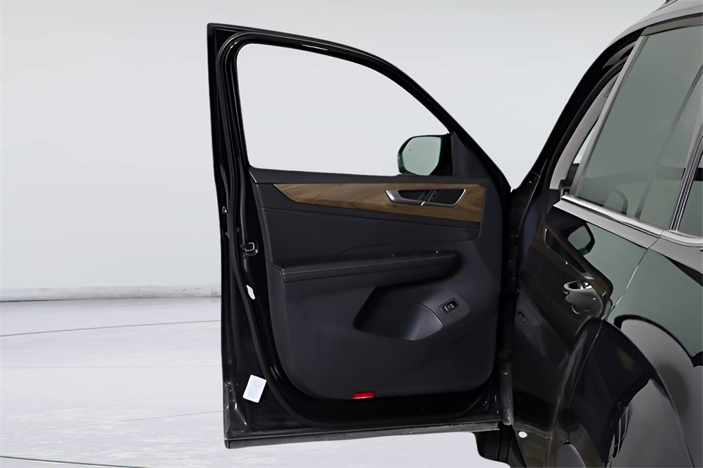 Used 2025 Volkswagen Atlas SE image 16