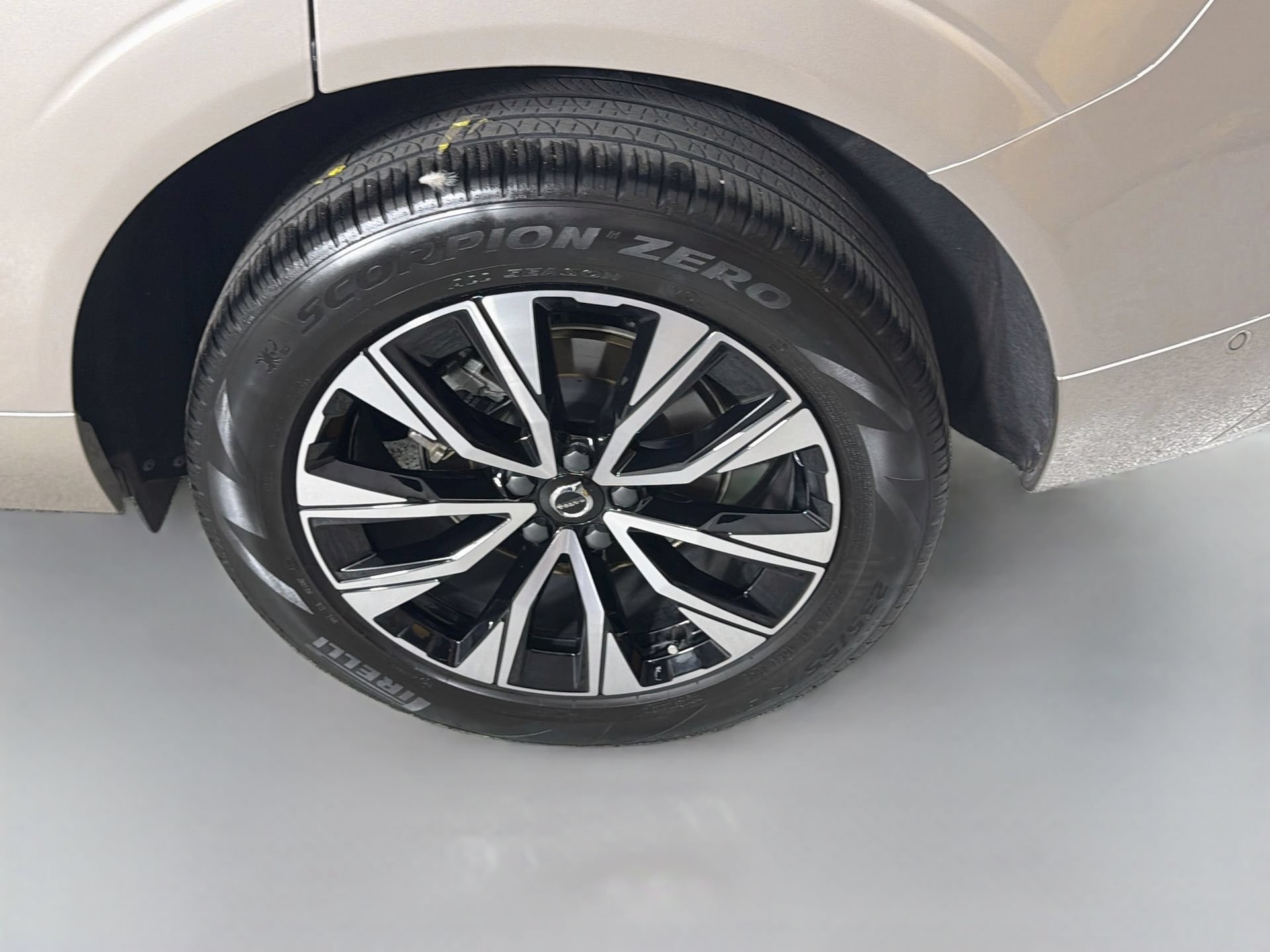 Certified 2024 Volvo XC60 B5 Plus AWD/4WD image 31