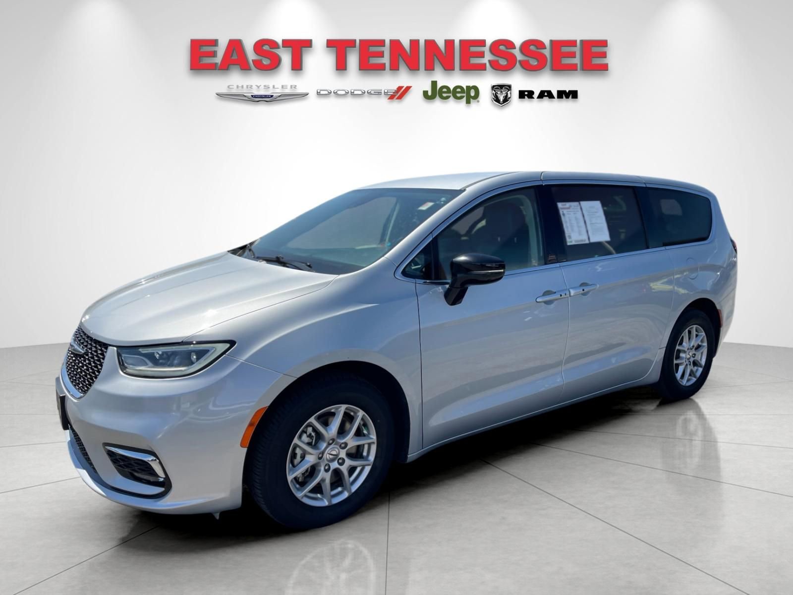 Used 2024 Chrysler Pacifica Touring-L image 7
