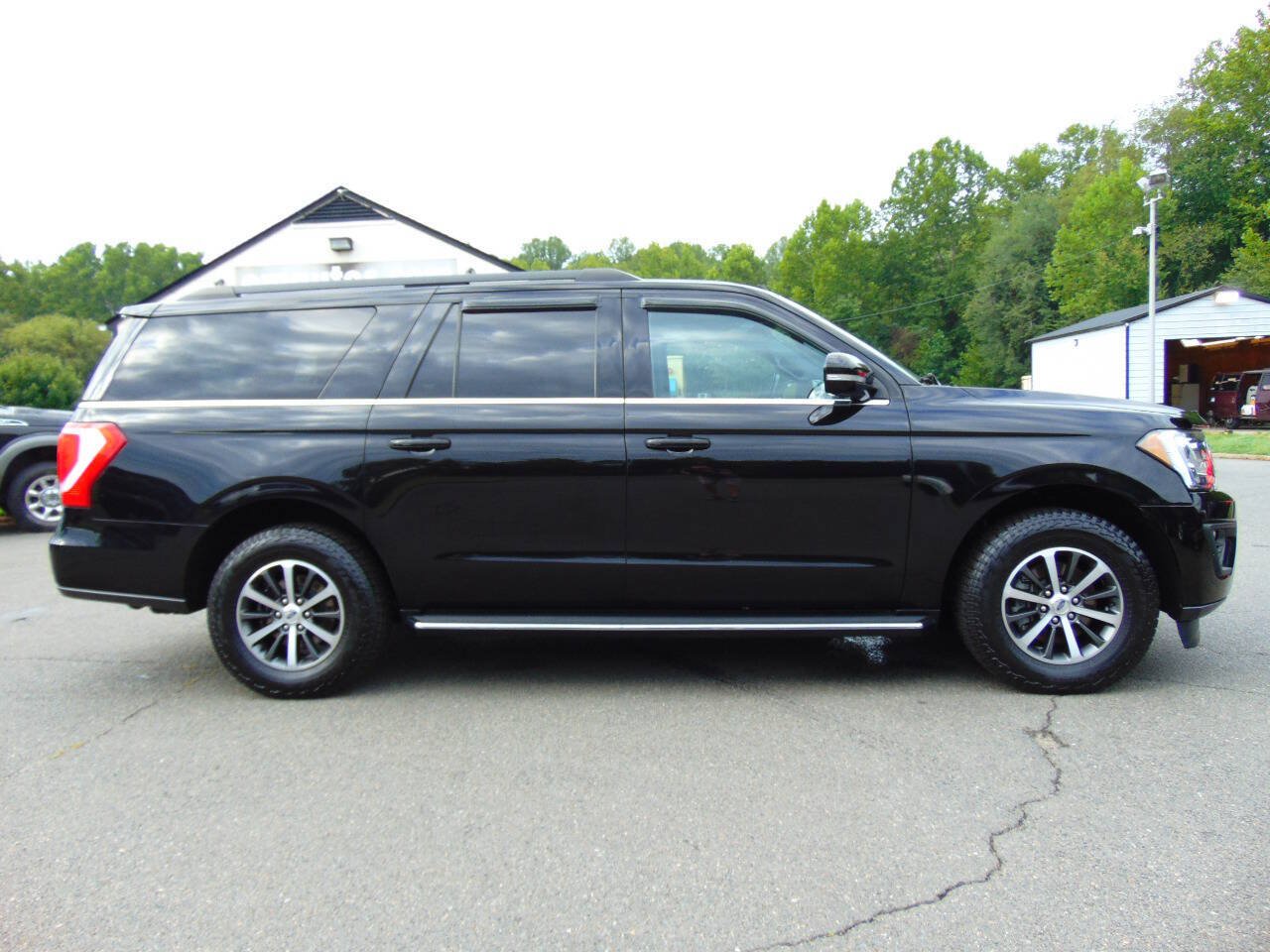 Used 2019 Ford Expedition Max XLT w/ Equipment Group 202A AWD/4WD image 2