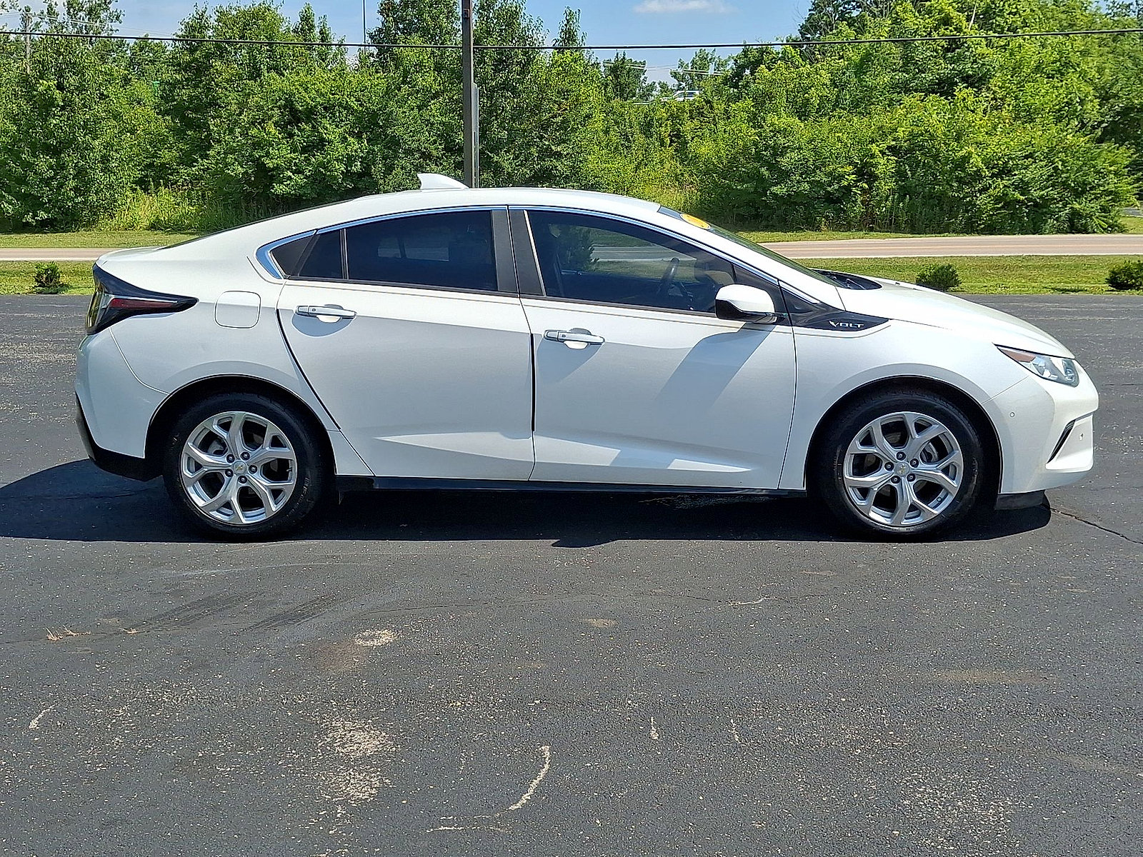 Used 2017 Chevrolet Volt Premier w/ Driver Confidence II Package FWD image 25