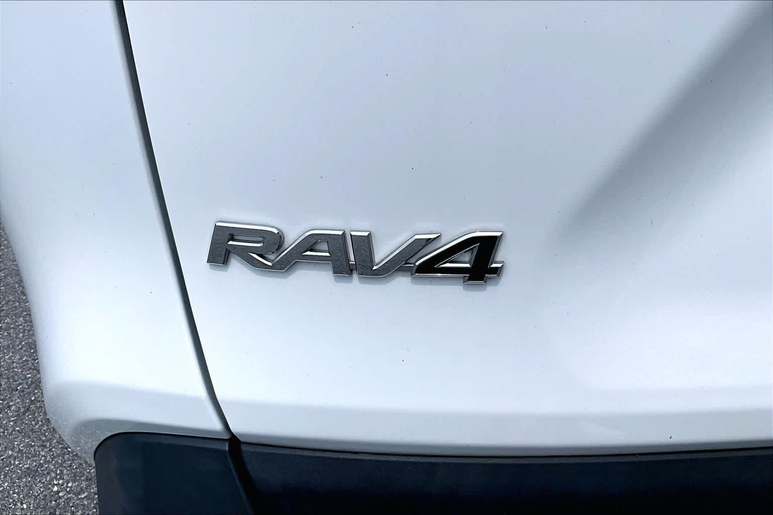 Used 2022 Toyota RAV4 LE AWD/4WD image 30