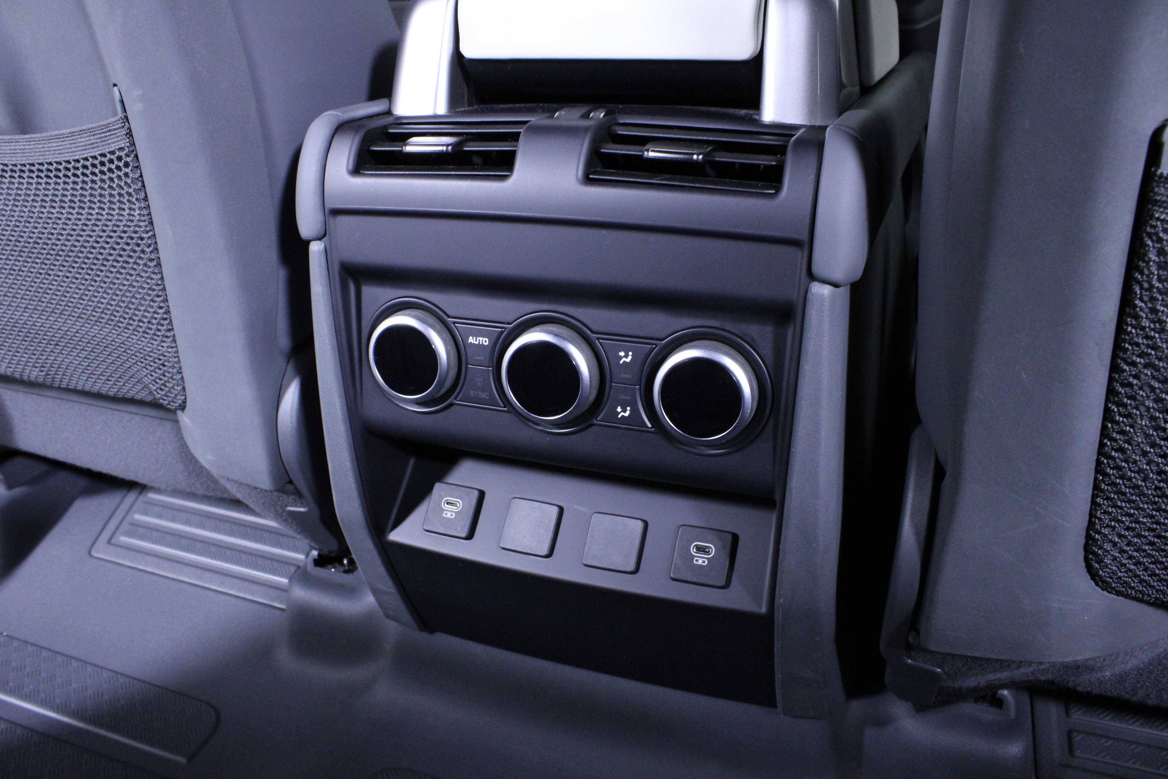 Used 2023 Land Rover Defender 130 X-Dynamic SE image 16