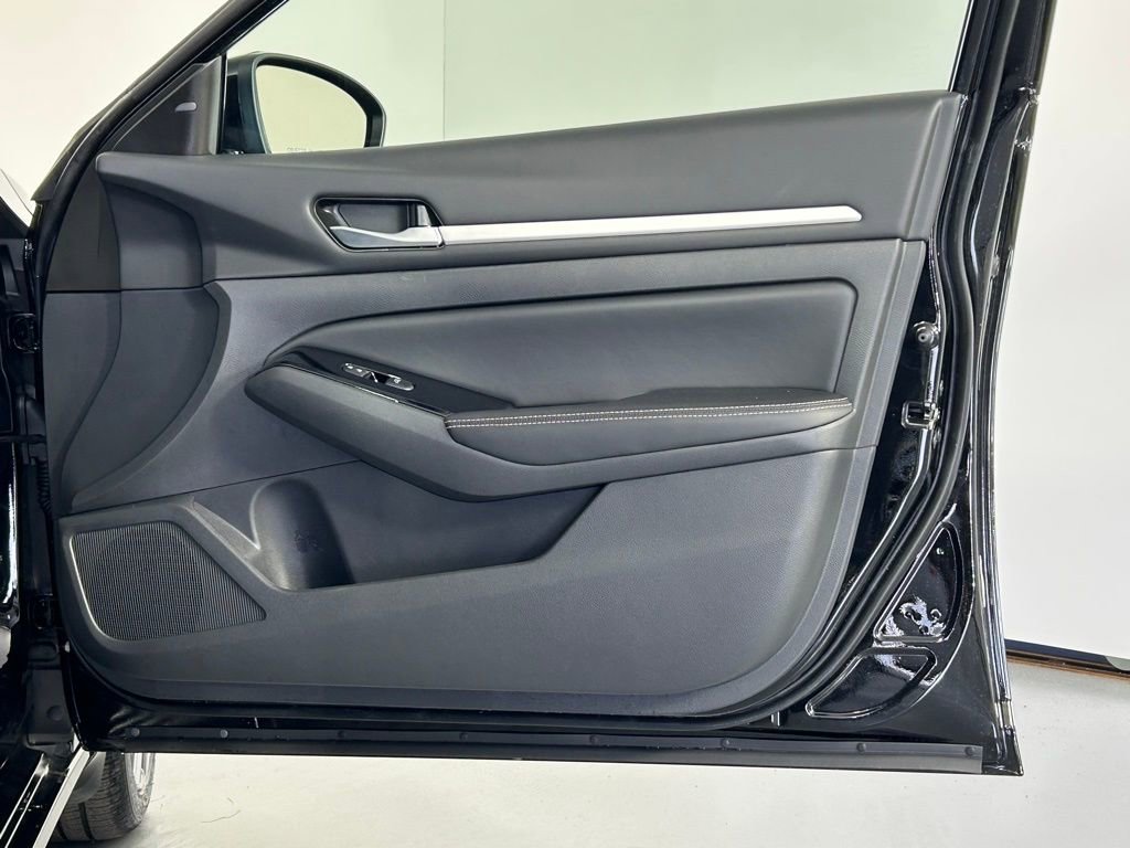 Used 2025 Nissan Altima 2.5 SL FWD image 9