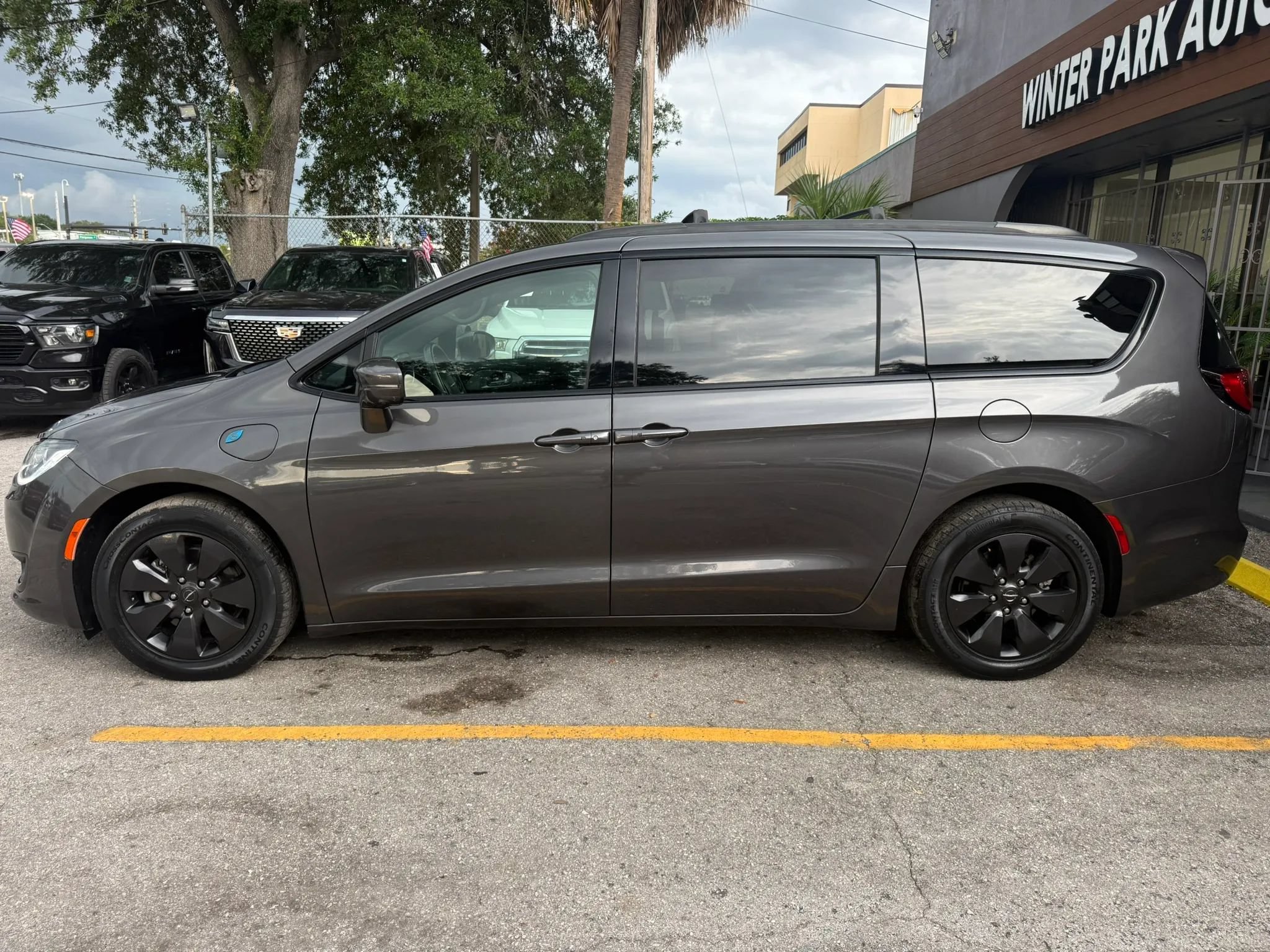 Used 2019 Chrysler Pacifica Limited w/ Advanced Safetytec Group FWD image 4