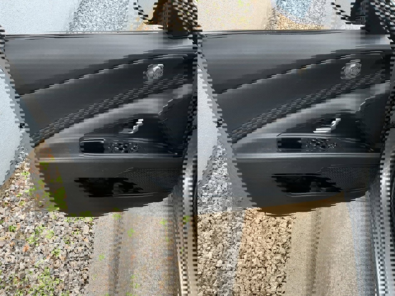 Used 2025 Hyundai Elantra SEL image 12