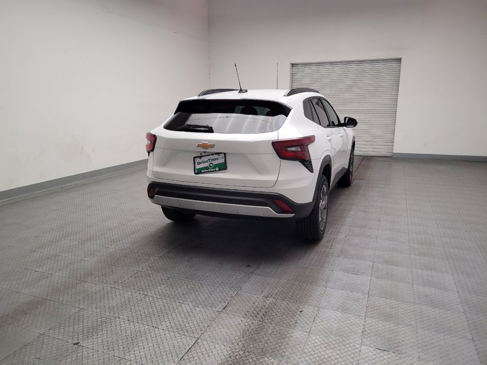 Used 2025 Chevrolet Trax LT FWD image 7