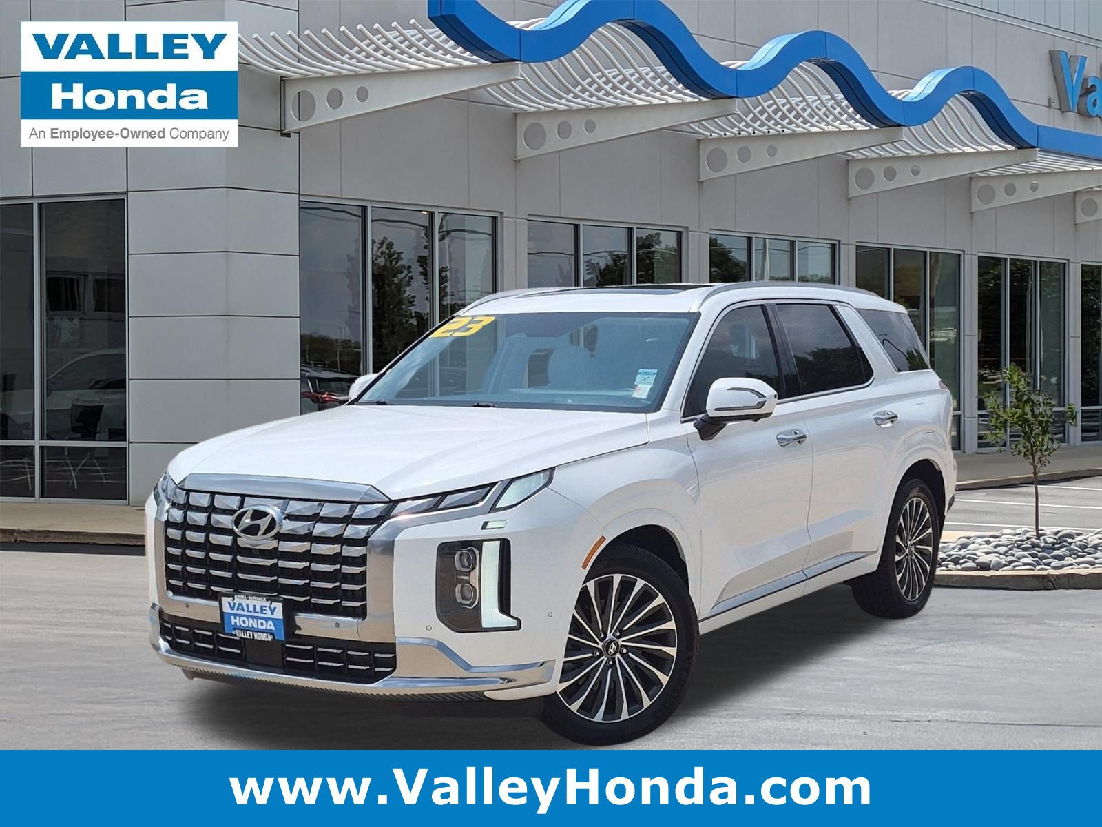 Used 2023 Hyundai Palisade Calligraphy w/ Cargo Package AWD/4WD image 1