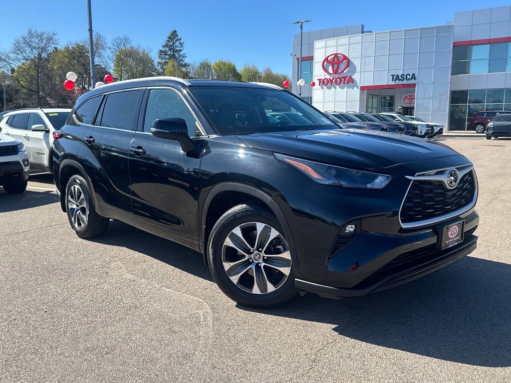 Used 2022 Toyota Highlander XLE AWD/4WD image 1