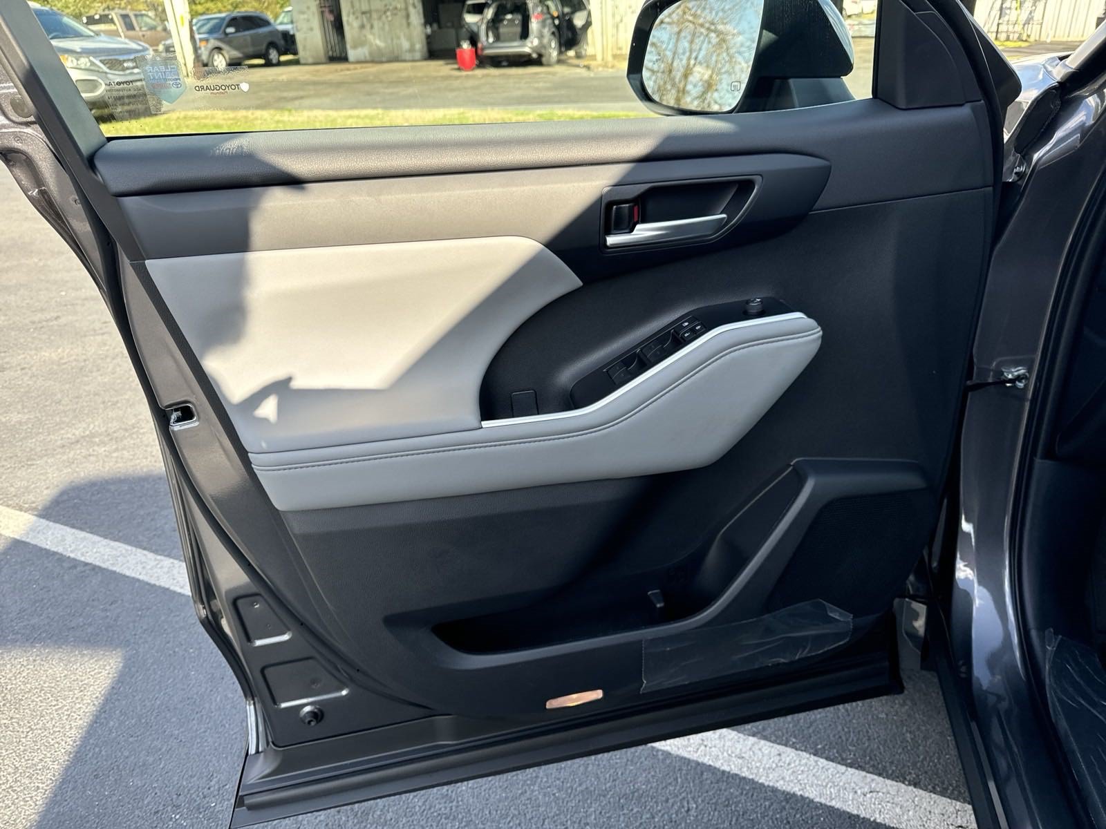 New 2025 Toyota Highlander XLE FWD image 23