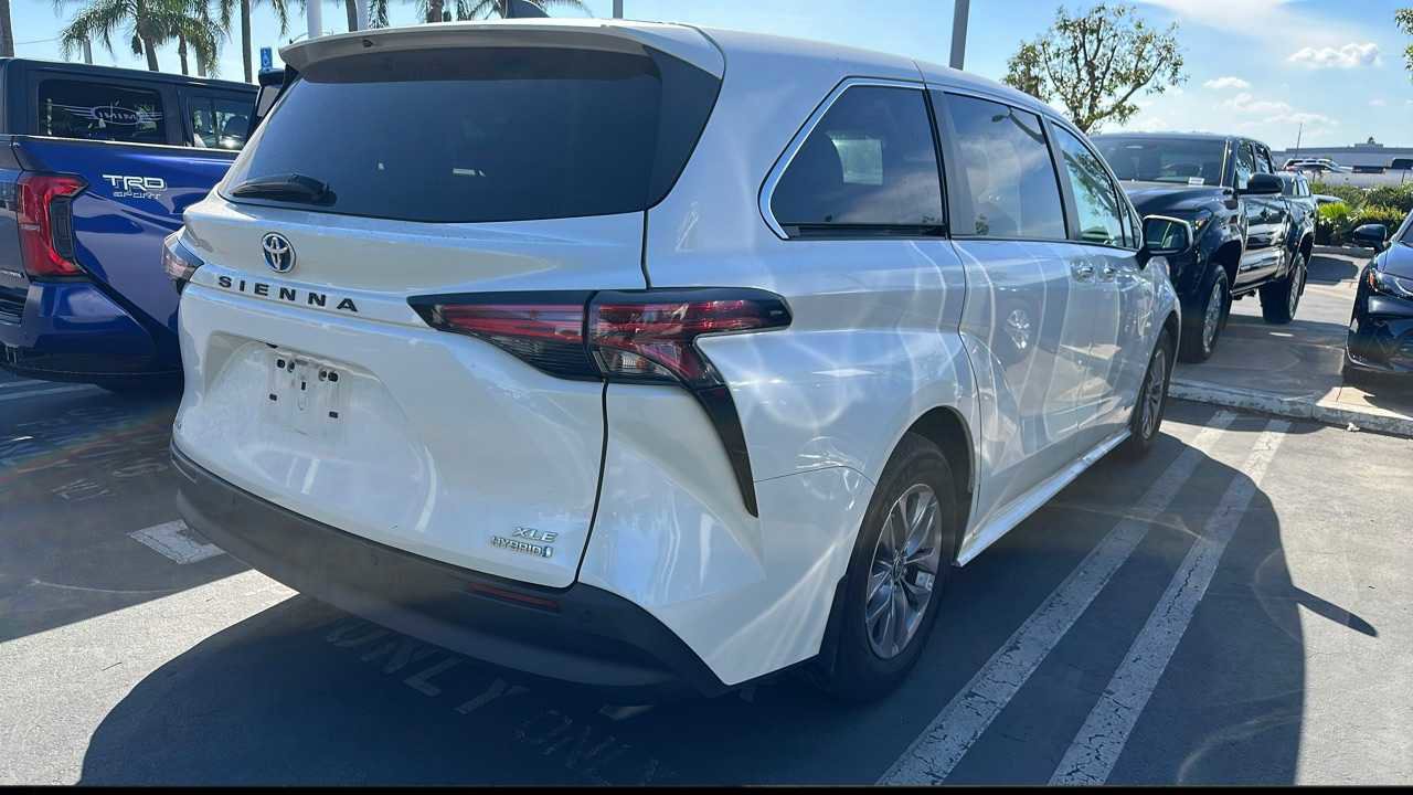 Used 2021 Toyota Sienna XLE AWD/4WD image 2