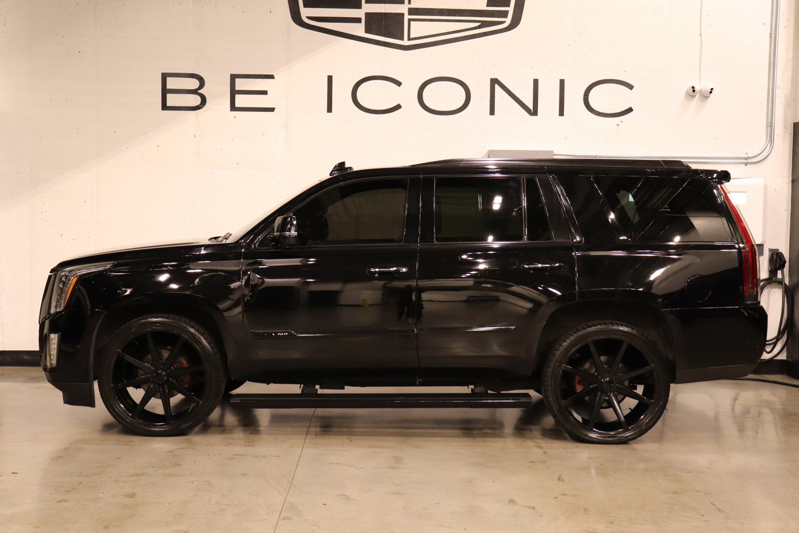 Used 2015 Cadillac Escalade Platinum image 2