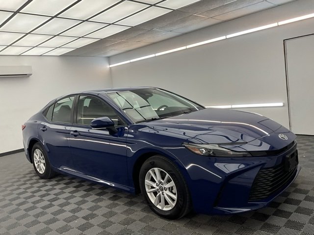 Used 2025 Toyota Camry SE image 3