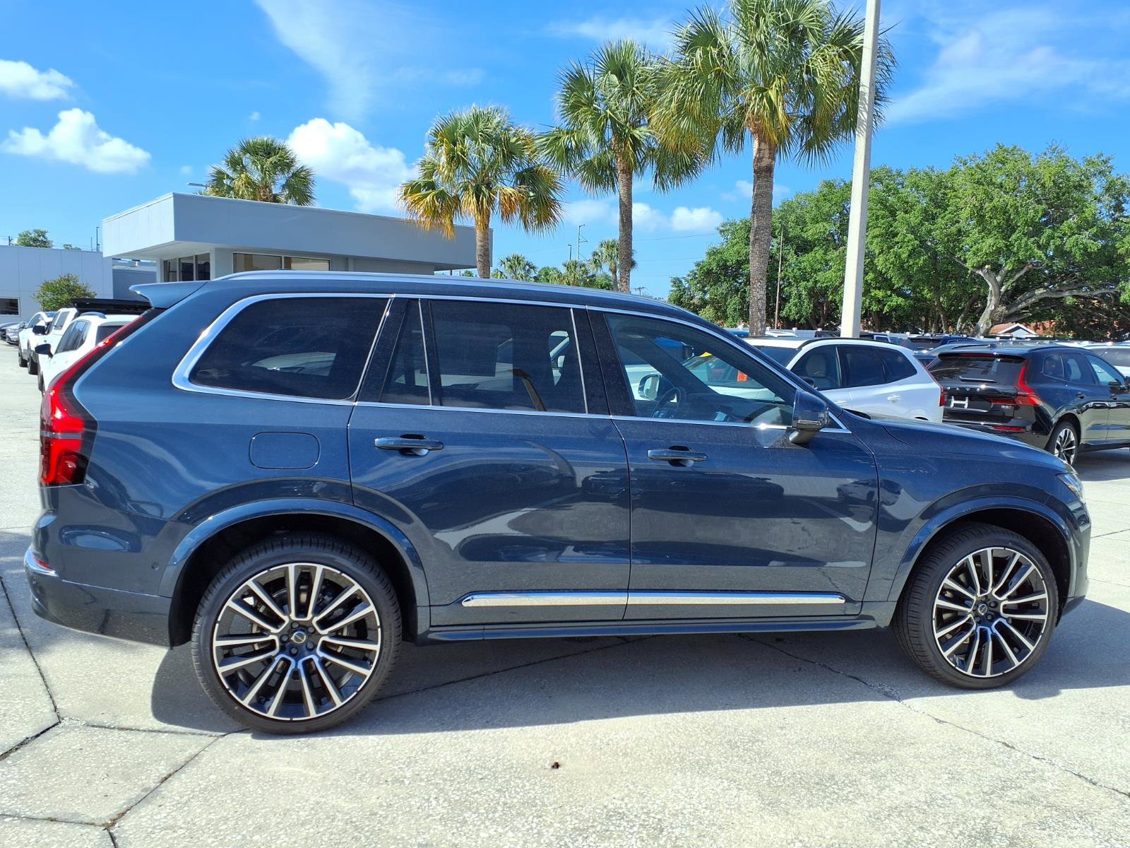 New 2026 Volvo XC90 B5 Plus w/ Protection Package Premier AWD/4WD image 8