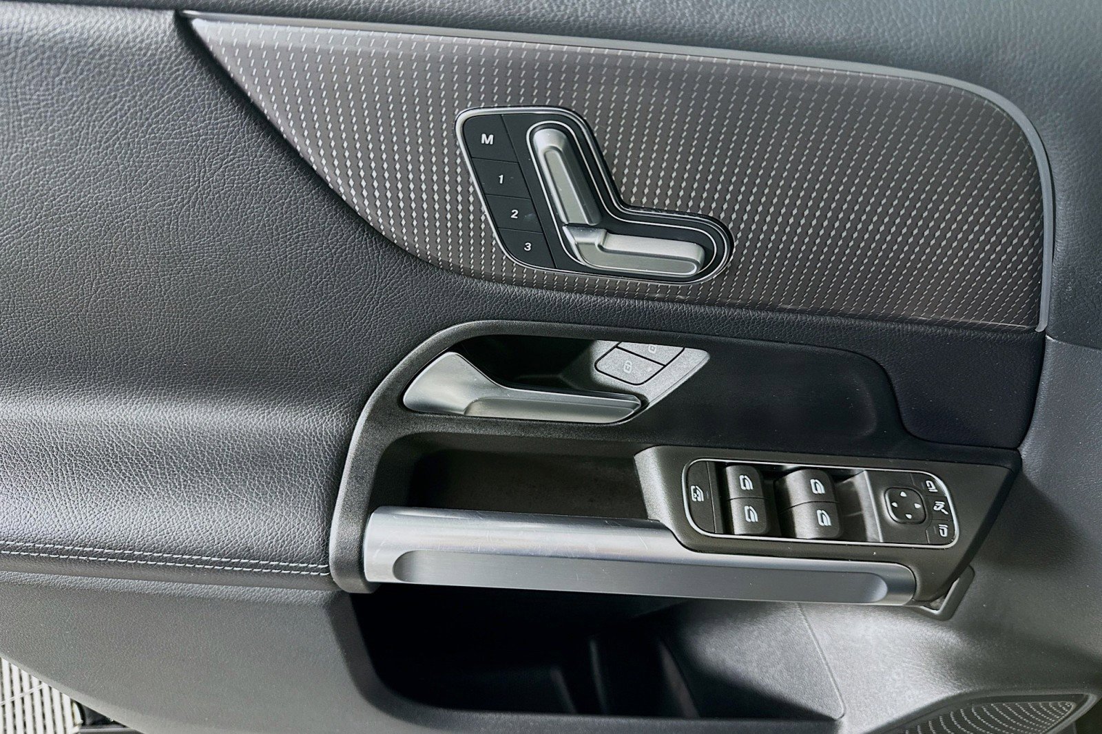 Used 2023 Mercedes-Benz GLB 250 image 21