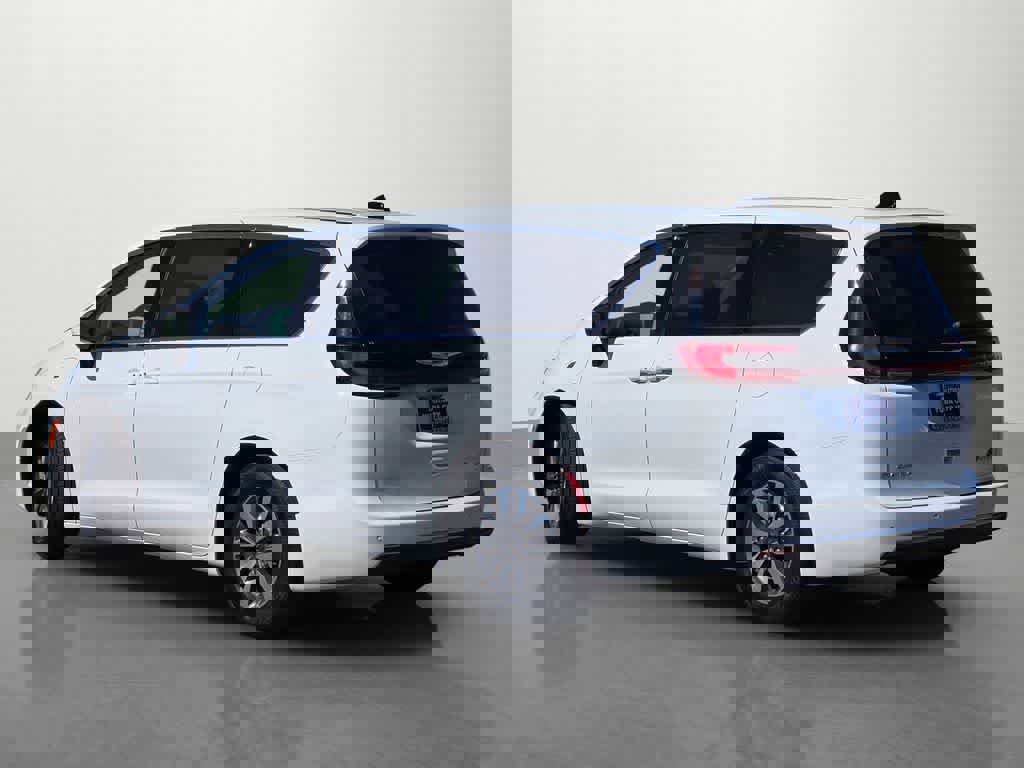 Used 2023 Chrysler Pacifica Touring-L image 4