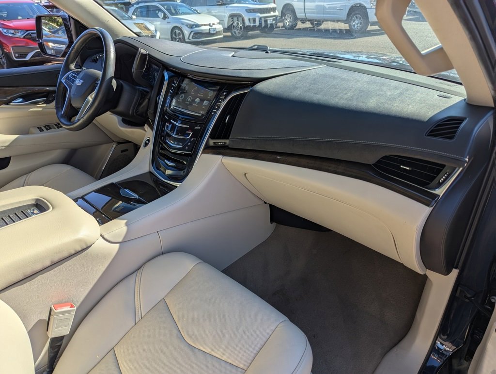 Used 2018 Cadillac Escalade Luxury image 41