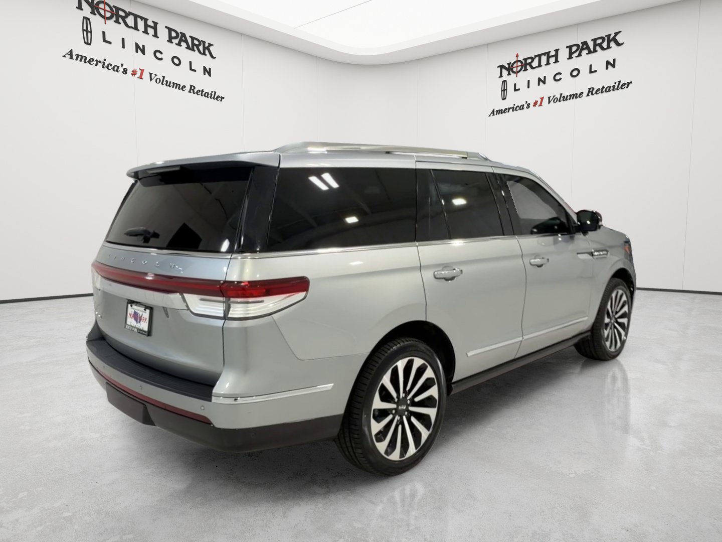 Used 2024 Lincoln Navigator Reserve AWD/4WD image 5
