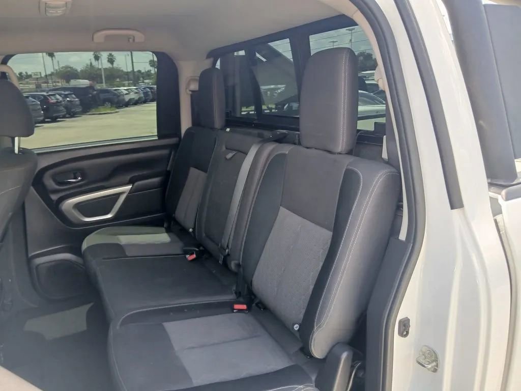 Used 2022 Nissan Titan SV w/ SV Convenience Package image 18