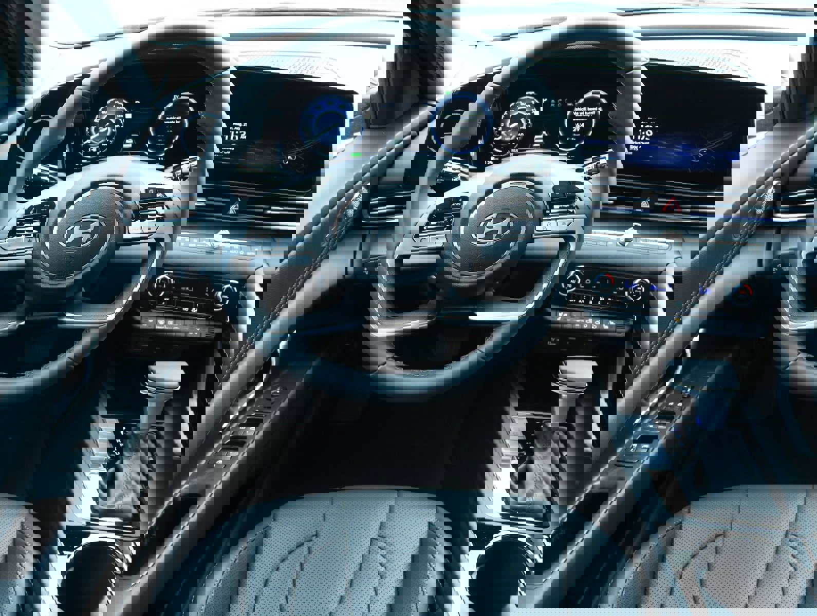 New 2025 Hyundai Elantra Limited image 17