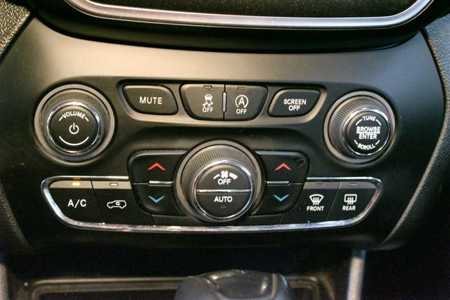 Used 2019 Jeep Cherokee Trailhawk w/ Comfort & Convenience Group AWD/4WD image 28