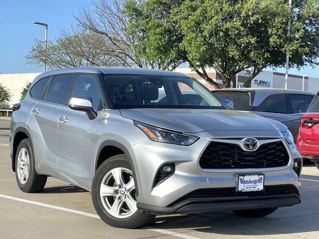 Used 2024 Toyota Highlander LE image 2