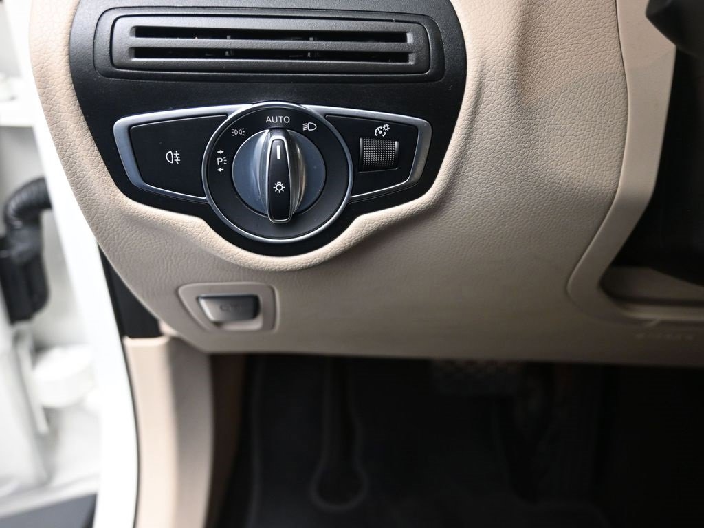 Used 2022 Mercedes-Benz GLC 300 w/ Premium Package Lite image 16