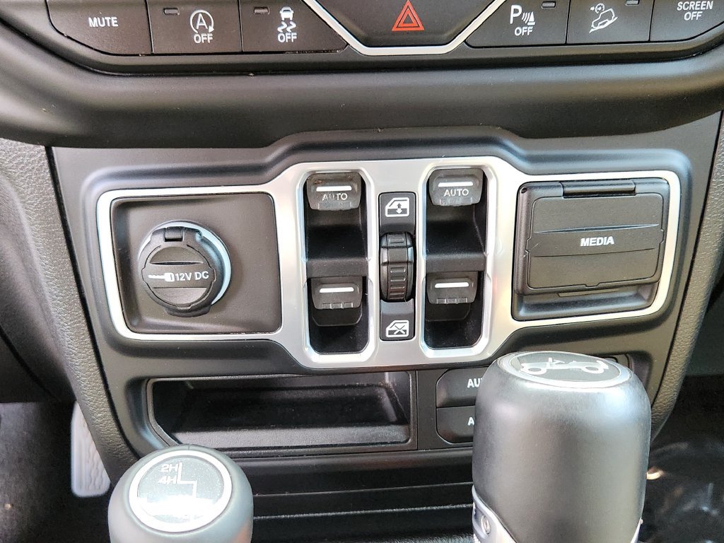 Used 2018 Jeep Wrangler Unlimited Sahara AWD/4WD image 12