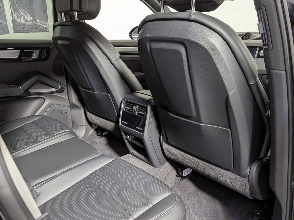 Used 2022 Porsche Cayenne Platinum Edition image 39