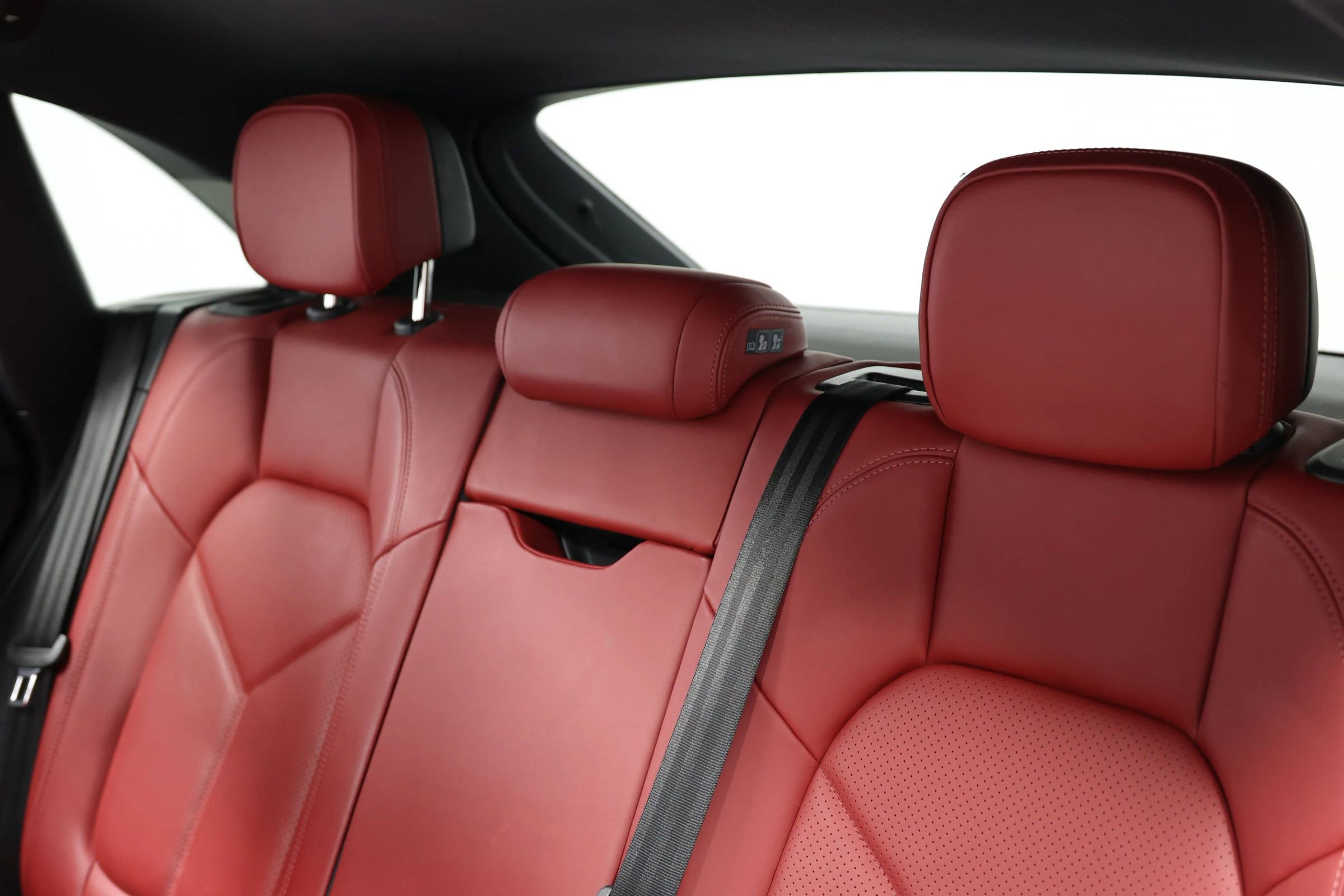 Used 2022 Porsche Macan image 48