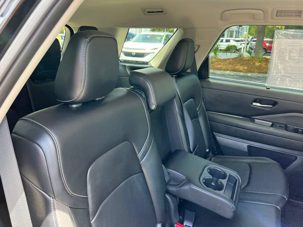 Used 2025 Nissan Pathfinder SL FWD image 22
