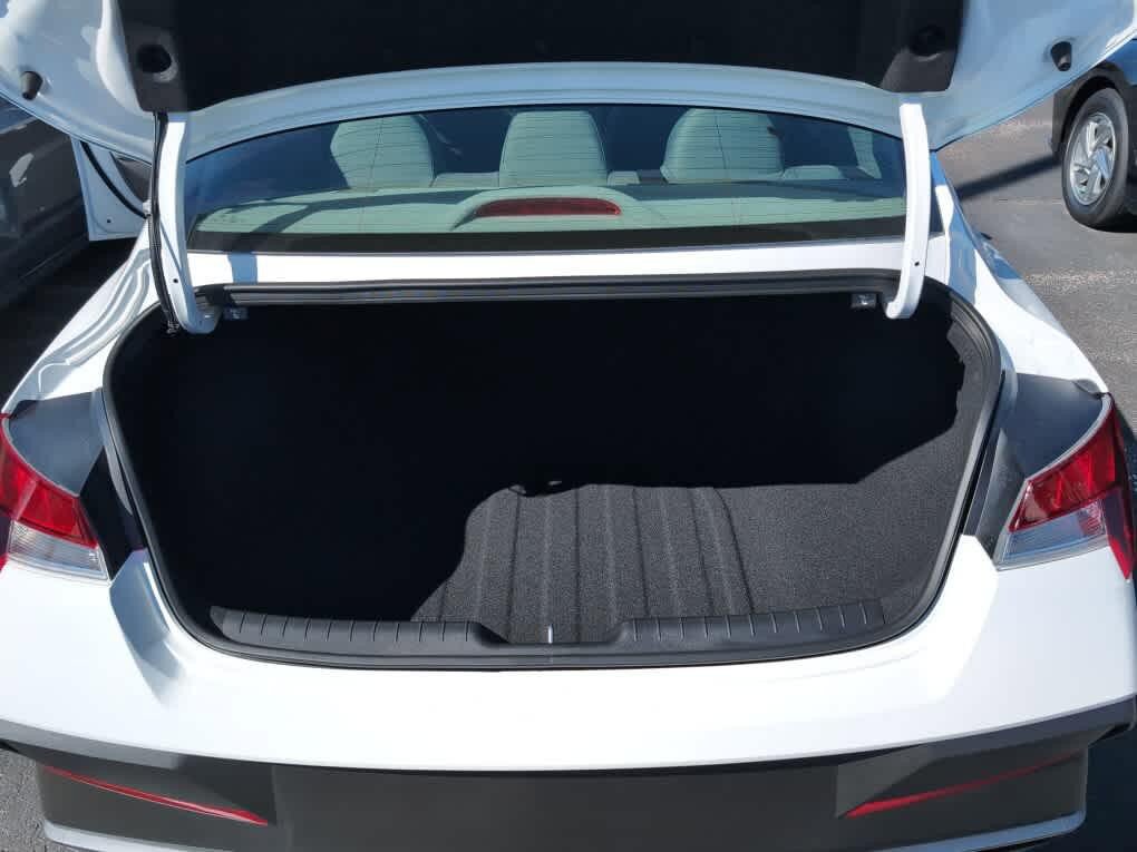 New 2026 Hyundai Elantra SE FWD image 18