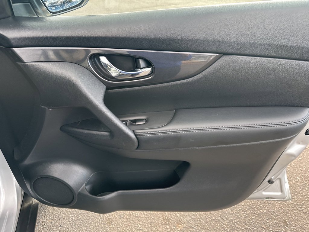 Used 2017 Nissan Rogue S image 28