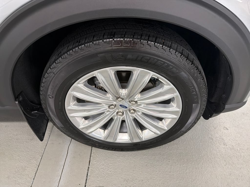 Used 2024 Ford Explorer Limited w/ Limited Technology Package RWD image 5