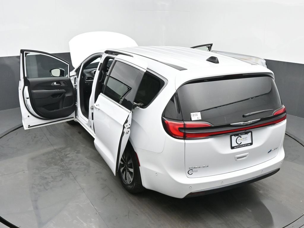 Used 2025 Chrysler Pacifica Select w/ Uconnect Theater Family Group image 64