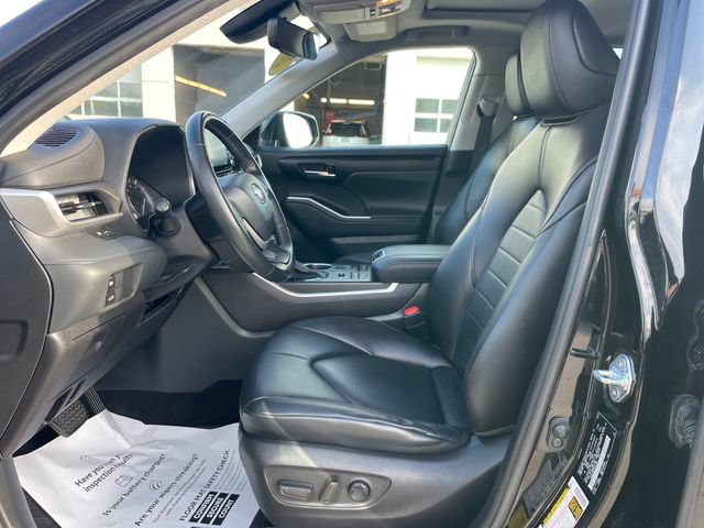 Used 2022 Toyota Highlander XLE AWD/4WD image 19