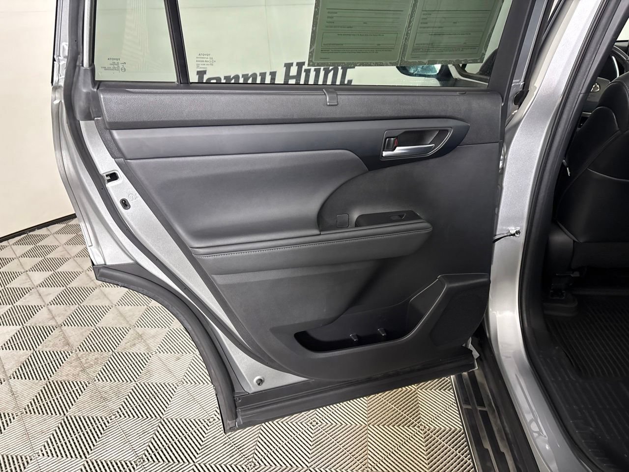 Used 2023 Toyota Highlander XSE FWD image 23