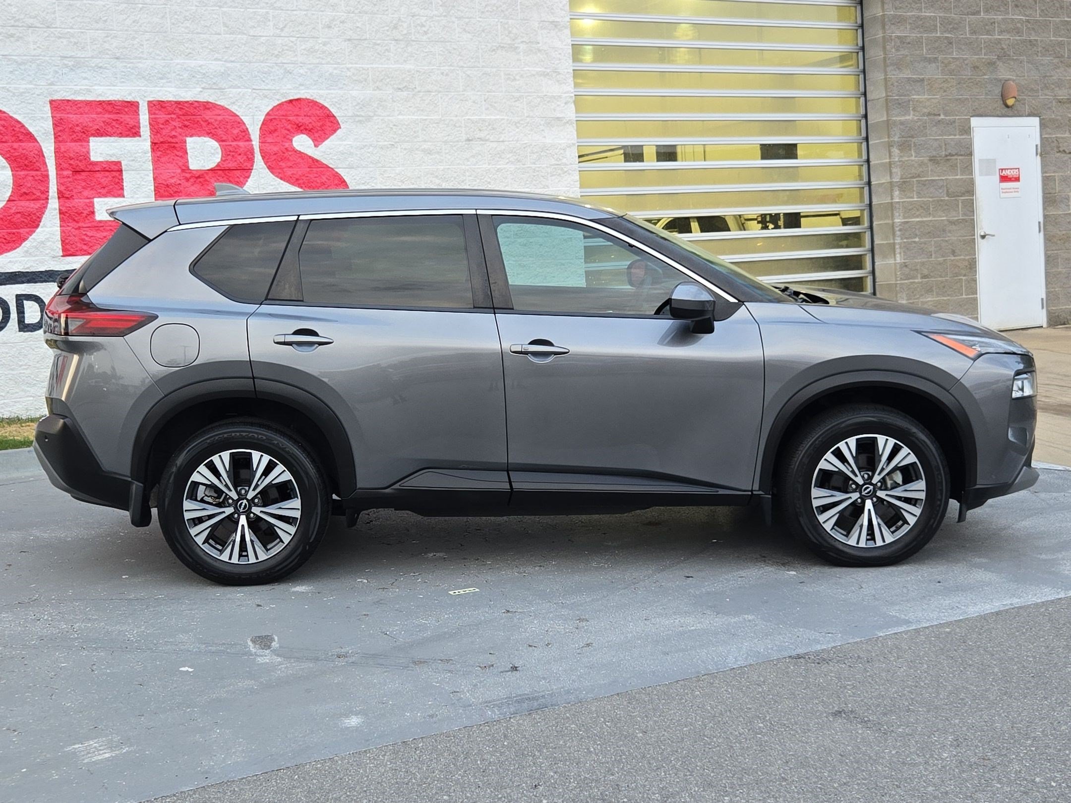 Used 2023 Nissan Rogue SV FWD image 8