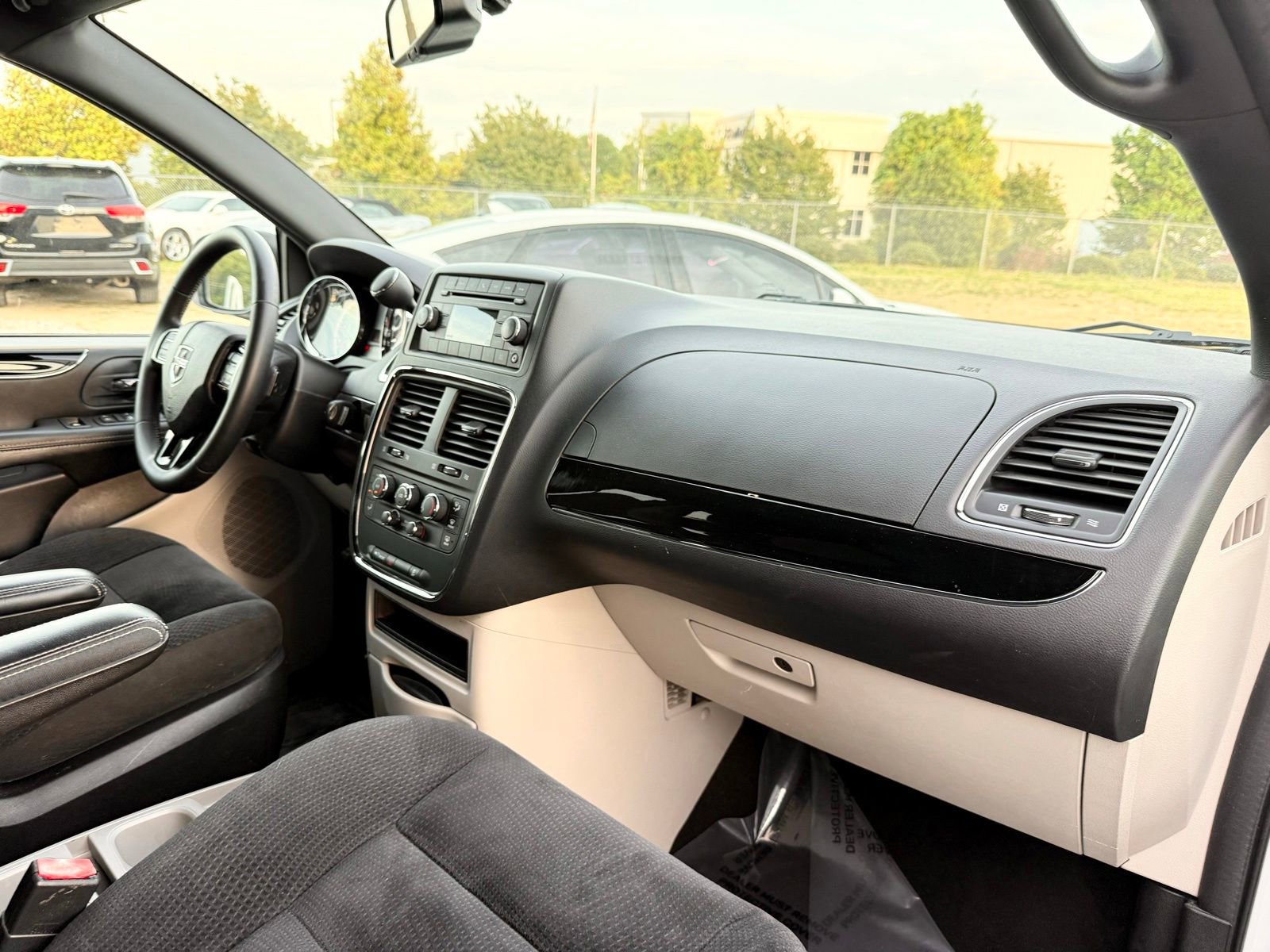 Used 2016 Dodge Grand Caravan SE FWD image 25