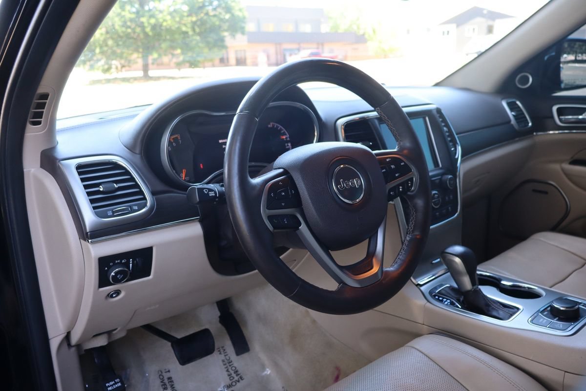 Used 2018 Jeep Grand Cherokee Overland AWD/4WD image 15