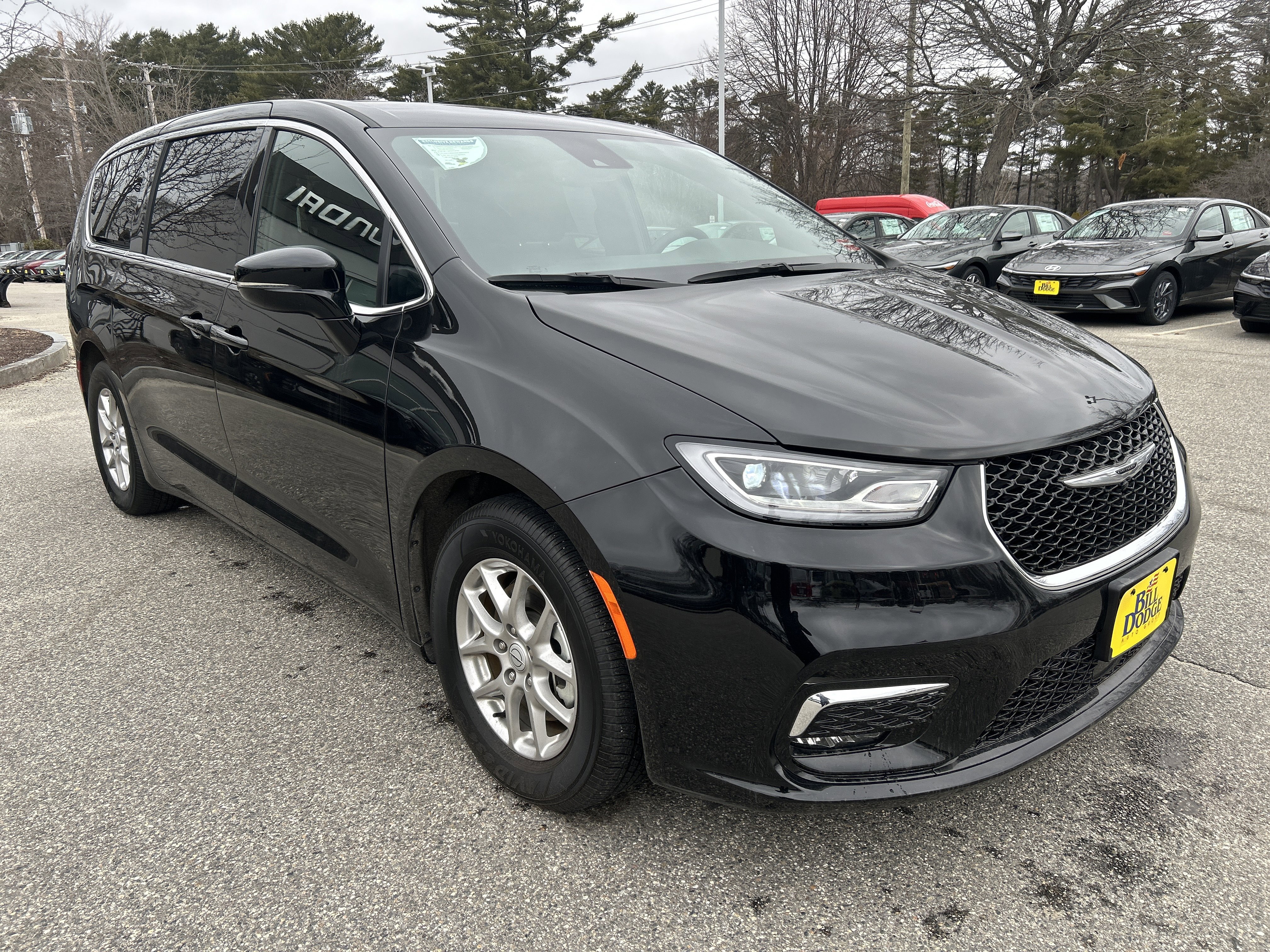 Used 2025 Chrysler Pacifica Select FWD image 3
