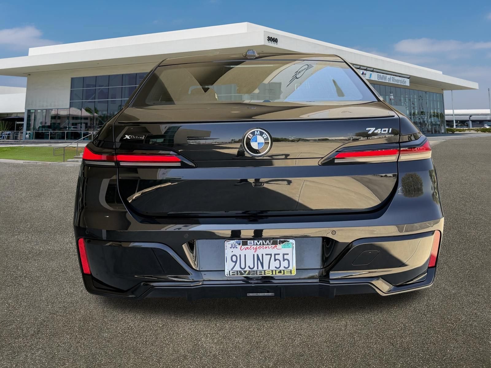 Used 2025 BMW 740i xDrive w/ Premium Package AWD/4WD image 9