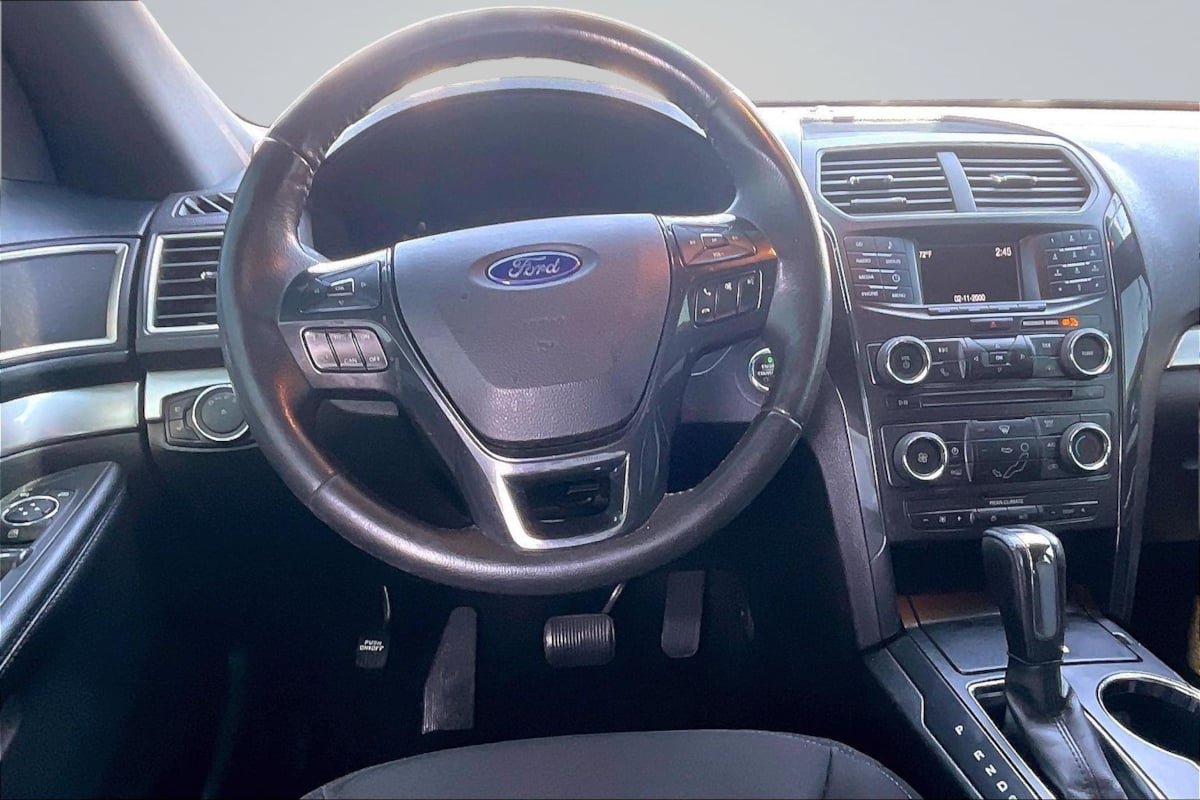Used 2016 Ford Explorer XLT FWD image 5
