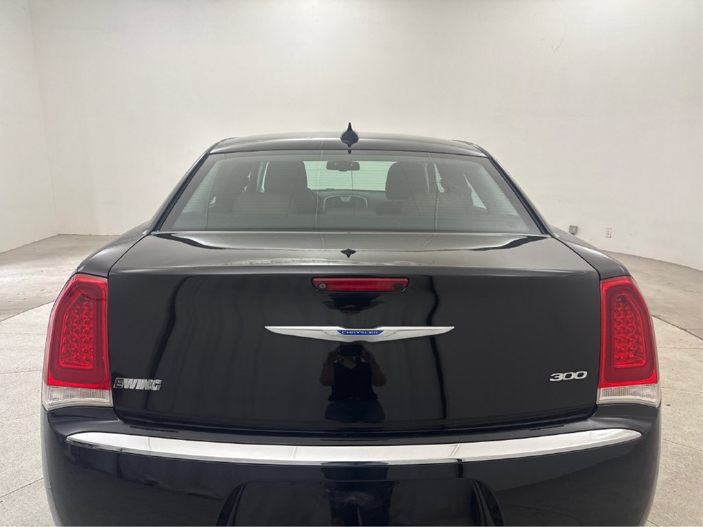 Used 2018 Chrysler 300 Touring RWD image 25